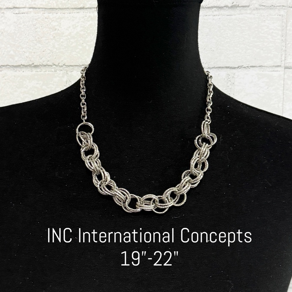3pc Jewelry Bundle Lot - Shimmering Silver Tone Necklaces - Picture 7 of 8